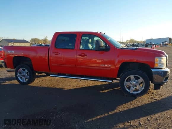 2011 Chevrolet Silverado 2500HD LTZ z VIN 1GC1KYCG6BF262384, wystawiony jako IAAI lot #43500521 z przebiegiem 83 037 mil mil oraz . Historia ofert i sprzedaży dostępna na DreamBid. Obrazek 14.