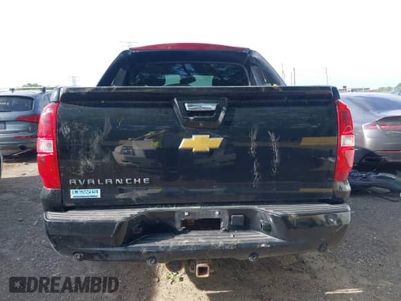 2013 Chevrolet Avalanche LT z VIN 3GNTKFE75DG195926, wystawiony jako IAAI lot #42296778 z przebiegiem 170 416 mil mil oraz . Historia ofert i sprzedaży dostępna na DreamBid. Obrazek 17.