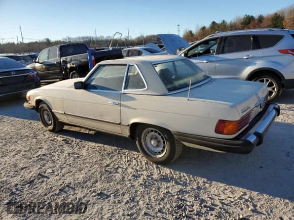 1985 Mercedes-Benz SL с VIN WDBBA45C0FA021352, выставлен на аукционе Copart как лот 88067835 с пробегом 104 110 миль миль и Чистый • Clean title. История ставок и продаж доступна на DreamBid. Изображение 2.