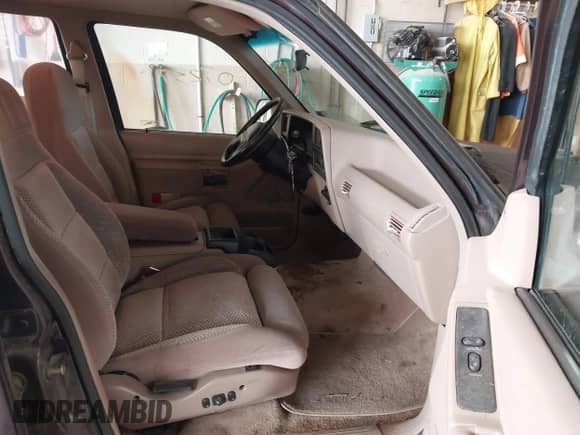 1993 Ford Explorer Eddie Bauer z VIN 1FMDU32X3PUB33030, wystawiony jako IAAI lot #41764122 z przebiegiem 48 097 mil mil oraz . Historia ofert i sprzedaży dostępna na DreamBid. Obrazek 5.