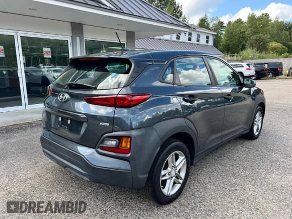 2018 Hyundai Kona SE z VIN KM8K1CAA7JU177889, wystawiony jako Copart lot #80007155 z przebiegiem 155 774 mil mil oraz Czysty tytuł • Clean title. Historia ofert i sprzedaży dostępna na DreamBid. Obrazek 4.