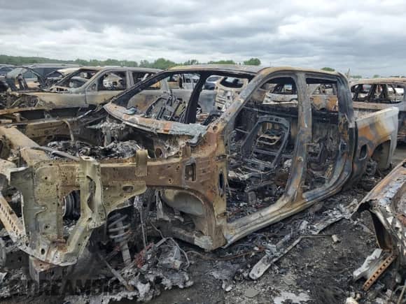 2022 GMC Sierra 1500 SLT z VIN 3GTUUDEDXNG647307, wystawiony jako Copart lot #57294655 z przebiegiem Nie podano mil oraz Nie do naprawy • Non repairable. Historia ofert i sprzedaży dostępna na DreamBid. Obrazek 1.