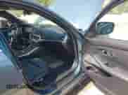 2021 BMW 3 Series 330e xDrive z VIN 3MW5P9J07M8B73432, wystawiony jako IAAI lot #43228949 z przebiegiem 37 102 mil mil oraz . Historia ofert i sprzedaży dostępna na DreamBid. Obrazek 5.