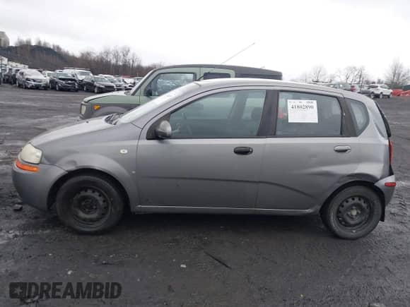 2008 Chevrolet Aveo LS z VIN KL1TD66658B110470, wystawiony jako IAAI lot #41802890 z przebiegiem 116 376 mil mil oraz . Historia ofert i sprzedaży dostępna na DreamBid. Obrazek 14.