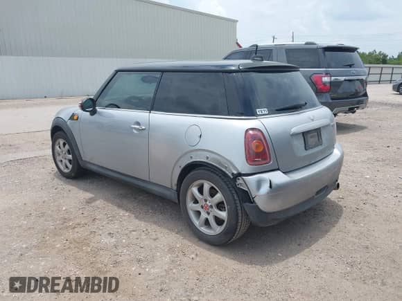 2007 MINI Hardtop with VIN WMWMF33567TT55320, listed as a IAAI auction lot 39844218 with Not provided miles and . Bid and sale history available at DreamBid. Image 3.