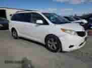 2013 Toyota Sienna LE AAS z VIN 5TDKK3DC4DS343728, wystawiony jako Copart lot #82441635 z przebiegiem 410 648 mil mil oraz Czysty tytuł • Clean title. Historia ofert i sprzedaży dostępna na DreamBid. Obrazek 4.