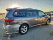 2017 Toyota Sienna LE z VIN 5TDKZ3DC7HS834893, wystawiony jako Copart lot #86438955 z przebiegiem 102 532 mil mil oraz Czysty tytuł • Clean title. Historia ofert i sprzedaży dostępna na DreamBid. Obrazek 3.