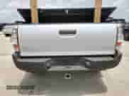 2010 Toyota Tacoma z VIN 5TEPX4EN6AZ743950, wystawiony jako Copart lot #59610335 z przebiegiem 100 954 mil mil oraz Szkoda całkowita • Salvage title. Historia ofert i sprzedaży dostępna na DreamBid. Obrazek 6.