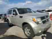 2009 Dodge Nitro SE z VIN 1D8GT28K29W504908, wystawiony jako Copart lot #75272154 z przebiegiem 156 571 mil mil oraz Szkoda całkowita • Salvage title. Historia ofert i sprzedaży dostępna na DreamBid. Obrazek 4.