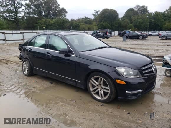 2014 Mercedes-Benz C 300 Sport z VIN WDDGF8AB5EA963916, wystawiony jako Copart lot #71357175 z przebiegiem 95 711 mil mil oraz Szkoda całkowita • Salvage title. Historia ofert i sprzedaży dostępna na DreamBid. Obrazek 4.
