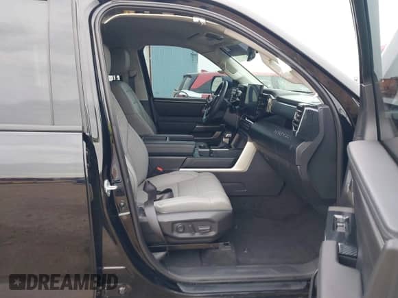 2022 Toyota Tundra SR5 z VIN 5TFLA5DB1NX054960, wystawiony jako IAAI lot #43329005 z przebiegiem 29 382 mil mil oraz . Historia ofert i sprzedaży dostępna na DreamBid. Obrazek 5.