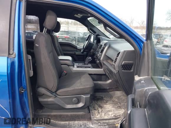 2017 Ford F-150 XL z VIN 1FTEX1EP9HKC95502, wystawiony jako IAAI lot #41731718 z przebiegiem 181 487 mil mil oraz . Historia ofert i sprzedaży dostępna na DreamBid. Obrazek 5.