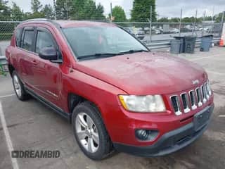 2011 Jeep Compass z VIN 1J4NF1FB3BD176095, wystawiony jako IAAI lot #42398914 z przebiegiem 151 075 mil mil oraz . Historia ofert i sprzedaży dostępna na DreamBid. Obrazek 1.