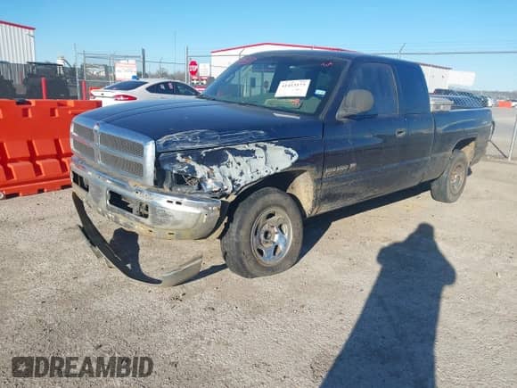 2000 Dodge 1500 z VIN 3B7HC12Y6YG149085, wystawiony jako IAAI lot #41453173 z przebiegiem 150 218 mil mil oraz . Historia ofert i sprzedaży dostępna na DreamBid. Obrazek 2.