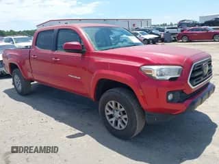 2018 Toyota Tacoma SR5 z VIN 3TMBZ5DN4JM013611, wystawiony jako IAAI lot #42851616 z przebiegiem 78 104 mil mil oraz . Historia ofert i sprzedaży dostępna na DreamBid. Obrazek 1.