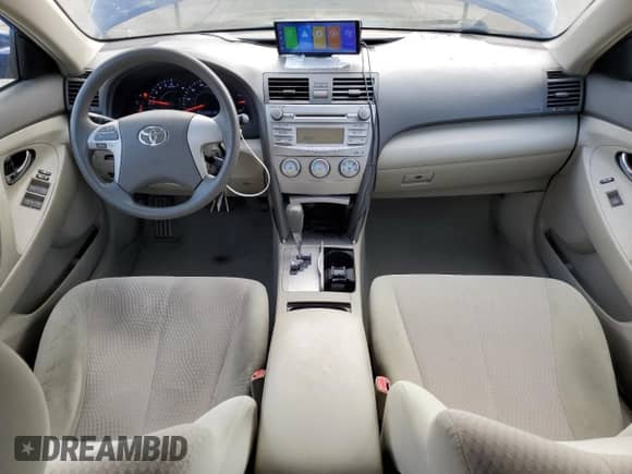 2011 Toyota Camry LE z VIN 4T1BF3EK2BU597257, wystawiony jako Copart lot #84029815 z przebiegiem 315 658 mil mil oraz Czysty tytuł • Clean title. Historia ofert i sprzedaży dostępna na DreamBid. Obrazek 8.