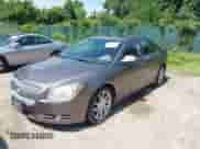 2012 Chevrolet Malibu LTZ z VIN 1G1ZG5E7XCF294023, wystawiony jako IAAI lot #42849791 z przebiegiem 99 989 mil mil oraz . Historia ofert i sprzedaży dostępna na DreamBid. Obrazek 2.