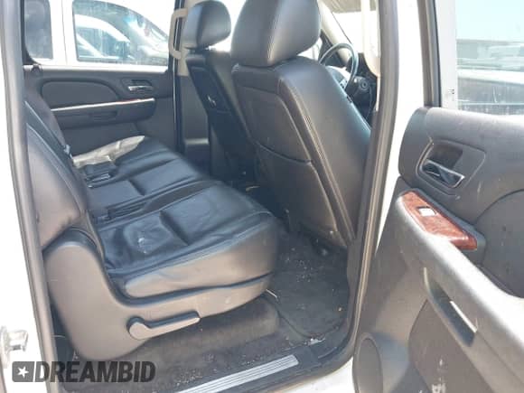 2010 Chevrolet Suburban LTZ z VIN 1GNUCKE08AR135597, wystawiony jako IAAI lot #42820767 z przebiegiem 238 163 mil mil oraz . Historia ofert i sprzedaży dostępna na DreamBid. Obrazek 8.