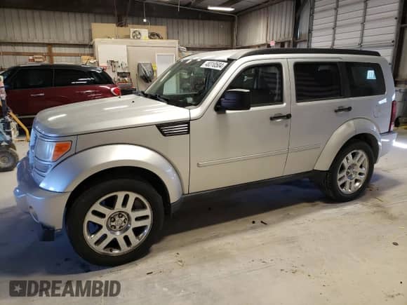 2010 Dodge Nitro Heat z VIN 1D4PT4GK8AW173741, wystawiony jako Copart lot #48310504 z przebiegiem 180 133 mil mil oraz Szkoda całkowita • Salvage title. Historia ofert i sprzedaży dostępna na DreamBid. Obrazek 1.