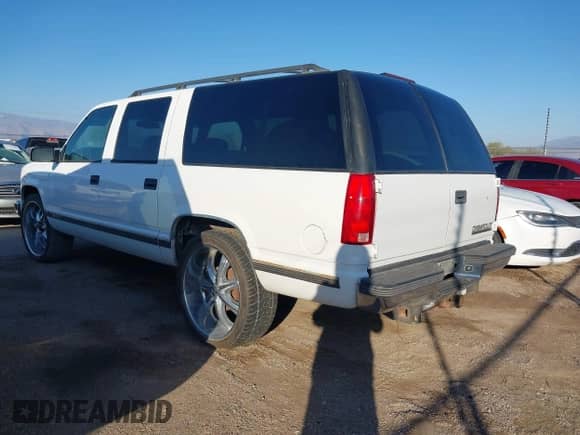 1998 Chevrolet Suburban z VIN 3GNEC16R7WG140146, wystawiony jako IAAI lot #41426285 z przebiegiem 356 757 mil mil oraz . Historia ofert i sprzedaży dostępna na DreamBid. Obrazek 3.