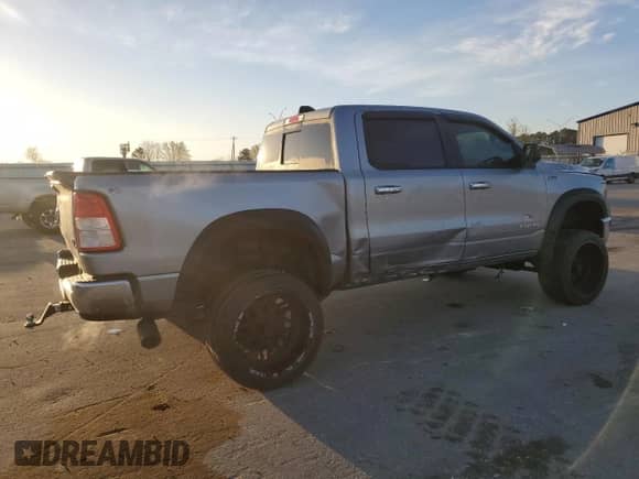 2019 Ram 1500 Tradesman z VIN 1C6RREGT1KN590345, wystawiony jako Copart lot #49413505 z przebiegiem 128 091 mil mil oraz Szkoda całkowita • Salvage title. Historia ofert i sprzedaży dostępna na DreamBid. Obrazek 3.