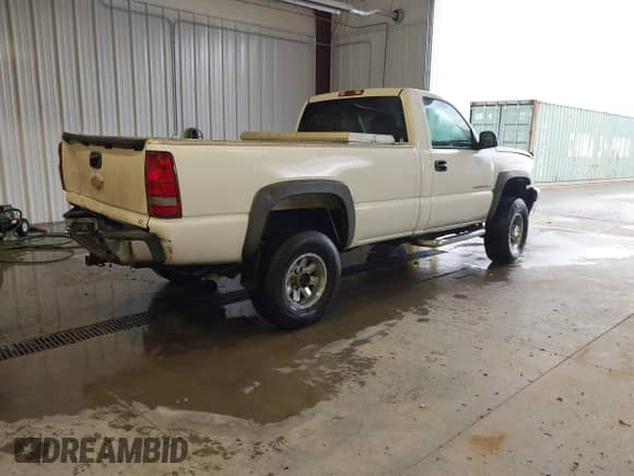 2003 Chevrolet Silverado 2500HD Work Truck z VIN 1GCHC24U23E253931, wystawiony jako IAAI lot #43303277 z przebiegiem 152 833 mil mil oraz . Historia ofert i sprzedaży dostępna na DreamBid. Obrazek 4.