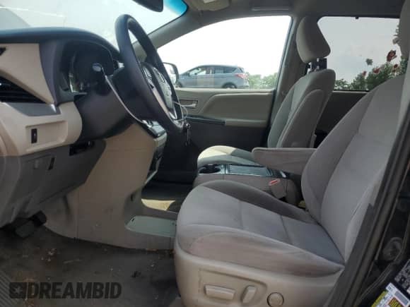 2015 Toyota Sienna LE z VIN 5TDJK3DC1FS112266, wystawiony jako Copart lot #60744095 z przebiegiem 84 619 mil mil oraz Szkoda całkowita • Salvage title. Historia ofert i sprzedaży dostępna na DreamBid. Obrazek 7.