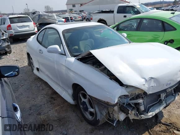 1998 Hyundai Tiburon z VIN KMHJG34F6WU115098, wystawiony jako IAAI lot #41718290 z przebiegiem 133 555 mil mil oraz . Historia ofert i sprzedaży dostępna na DreamBid. Obrazek 1.