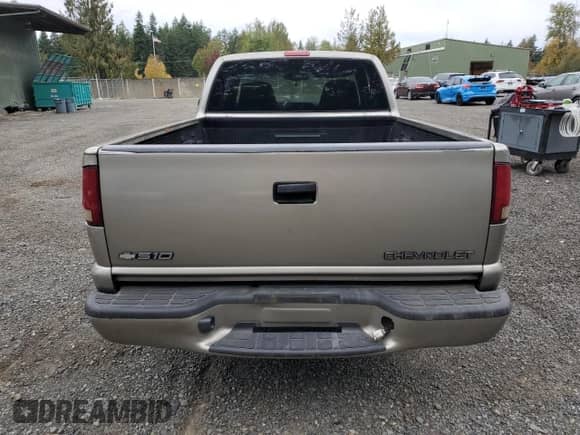 2000 Chevrolet S-10 LS z VIN 1GCCS19W0YK207461, wystawiony jako Copart lot #84808815 z przebiegiem 186 762 mil mil oraz Czysty tytuł • Clean title. Historia ofert i sprzedaży dostępna na DreamBid. Obrazek 6.