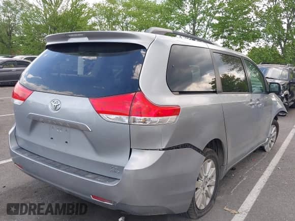2014 Toyota Sienna LE z VIN 5TDJK3DC3ES076885, wystawiony jako IAAI lot #42222039 z przebiegiem 177 167 mil mil oraz . Historia ofert i sprzedaży dostępna na DreamBid. Obrazek 4.