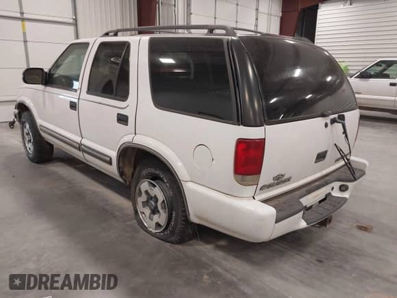 2000 Chevrolet Blazer LS z VIN 1GNDT13WXY2262940, wystawiony jako IAAI lot #43275569 z przebiegiem 242 273 mil mil oraz . Historia ofert i sprzedaży dostępna na DreamBid. Obrazek 3.