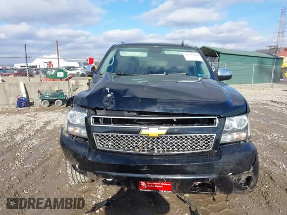 2014 Chevrolet Suburban LTZ z VIN 1GNSKKE70ER137678, wystawiony jako IAAI lot #41547064 z przebiegiem 213 301 mil mil oraz . Historia ofert i sprzedaży dostępna na DreamBid. Obrazek 12.