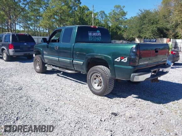 2002 Chevrolet Silverado 2500HD LT z VIN 1GCHK29102E187153, wystawiony jako IAAI lot #43490580 z przebiegiem 309 101 mil mil oraz . Historia ofert i sprzedaży dostępna na DreamBid. Obrazek 3.