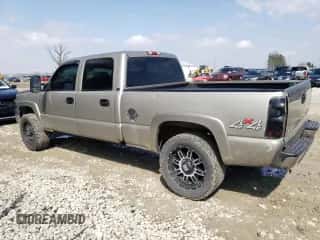 2003 Chevrolet Silverado 1500HD LS z VIN 1GCGK13U33F131230, wystawiony jako Copart lot #52699415 z przebiegiem 237 280 mil mil oraz Szkoda całkowita • Salvage title. Historia ofert i sprzedaży dostępna na DreamBid. Obrazek 2.