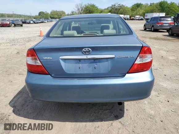 2004 Toyota Camry LE z VIN 4T1BE32K14U884650, wystawiony jako Copart lot #54884855 z przebiegiem 146 735 mil mil oraz Szkoda całkowita • Salvage title. Historia ofert i sprzedaży dostępna na DreamBid. Obrazek 6.