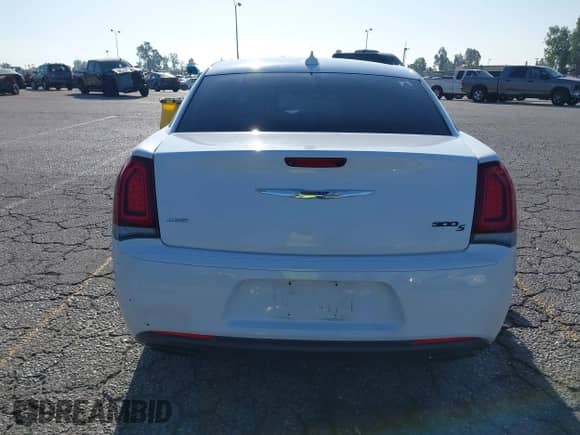 2018 Chrysler 300 S z VIN 2C3CCAGG1JH267517, wystawiony jako IAAI lot #42374883 z przebiegiem 73 720 mil mil oraz . Historia ofert i sprzedaży dostępna na DreamBid. Obrazek 16.