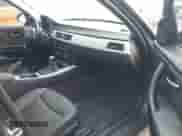 2007 BMW 3 Series 328i z VIN WBAVC53507FZ74485, wystawiony jako IAAI lot #43292107 z przebiegiem 176 945 mil mil oraz . Historia ofert i sprzedaży dostępna na DreamBid. Obrazek 5.