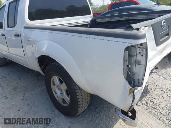 2007 Nissan Frontier SE z VIN 1N6AD09U87C421940, wystawiony jako IAAI lot #42051182 z przebiegiem 235 216 mil mil oraz . Historia ofert i sprzedaży dostępna na DreamBid. Obrazek 6.