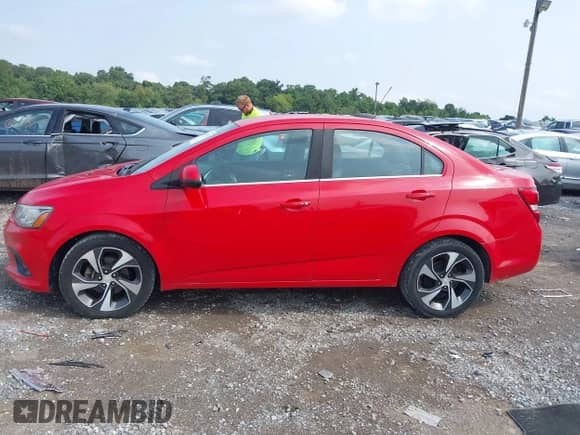 2017 Chevrolet Sonic Premier z VIN 1G1JF5SB2H4141437, wystawiony jako IAAI lot #42936257 z przebiegiem 97 981 mil mil oraz . Historia ofert i sprzedaży dostępna na DreamBid. Obrazek 14.