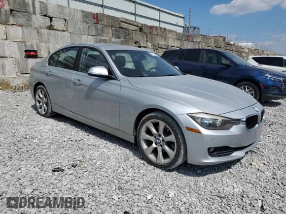 2015 BMW 3 Series 320i xDrive z VIN WBA3C3G55FNS73449, wystawiony jako Copart lot #81113395 z przebiegiem 114 878 mil mil oraz Szkoda całkowita • Salvage title. Historia ofert i sprzedaży dostępna na DreamBid. Obrazek 4.