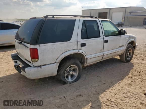 2002 Chevrolet Blazer LS z VIN 1GNCS13W32K138367, wystawiony jako Copart lot #85137745 z przebiegiem 207 018 mil mil oraz Czysty tytuł • Clean title. Historia ofert i sprzedaży dostępna na DreamBid. Obrazek 3.