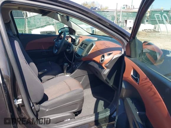 2014 Chevrolet Sonic LT z VIN 1G1JC6SB6E4210561, wystawiony jako IAAI lot #42073197 z przebiegiem 100 945 mil mil oraz . Historia ofert i sprzedaży dostępna na DreamBid. Obrazek 5.