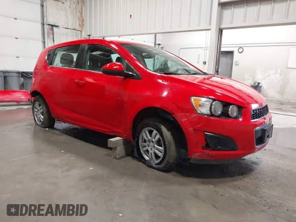 2014 Chevrolet Sonic LT z VIN 1G1JD6SH8E4164720, wystawiony jako IAAI lot #43169999 z przebiegiem 91 833 mil mil oraz . Historia ofert i sprzedaży dostępna na DreamBid. Obrazek 1.