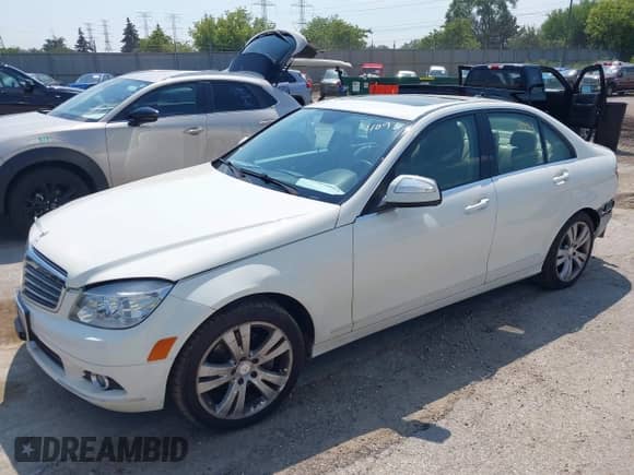 2009 Mercedes-Benz C 300 Sport z VIN WDDGF81X19F261502, wystawiony jako IAAI lot #42964093 z przebiegiem 106 395 mil mil oraz . Historia ofert i sprzedaży dostępna na DreamBid. Obrazek 2.