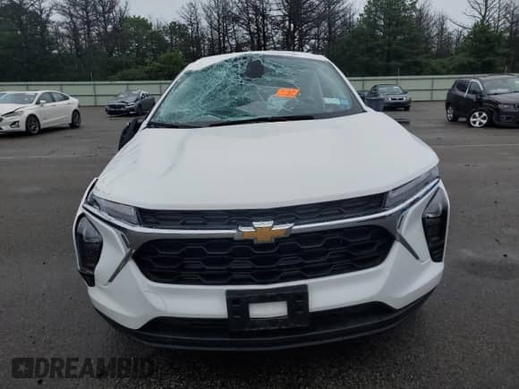 2025 Chevrolet Trax LS with VIN KL77LFEPXSC145981, listed as a Copart auction lot 62592335 with 2,689 mi miles and Non repairable. Bid and sale history available at DreamBid. Image 5.