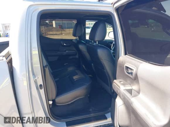 2019 Toyota Tacoma SR z VIN 5TFCZ5AN8KX193437, wystawiony jako IAAI lot #43278180 z przebiegiem 70 048 mil mil oraz . Historia ofert i sprzedaży dostępna na DreamBid. Obrazek 8.