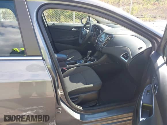 2018 Chevrolet Cruze LT z VIN 1G1BE5SM0J7153888, wystawiony jako IAAI lot #43407041 z przebiegiem 17 136 mil mil oraz . Historia ofert i sprzedaży dostępna na DreamBid. Obrazek 5.