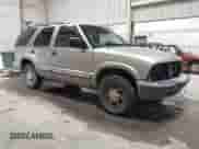 2001 Chevrolet Blazer LT z VIN 1GNDT13W012149519, wystawiony jako IAAI lot #42935277 z przebiegiem 190 141 mil mil oraz . Historia ofert i sprzedaży dostępna na DreamBid. Obrazek 1.