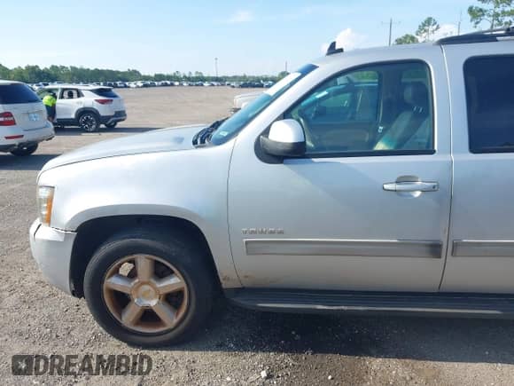 2013 Chevrolet Tahoe LT with VIN 1GNSKBE04DR255492, listed as a IAAI auction lot 42795132 with 288,535 mi miles and . Bid and sale history available at DreamBid. Image 21.