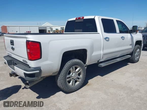 2019 Chevrolet Silverado 2500HD High Country z VIN 1GC1KUEY8KF171437, wystawiony jako IAAI lot #41850872 z przebiegiem 114 027 mil mil oraz . Historia ofert i sprzedaży dostępna na DreamBid. Obrazek 4.